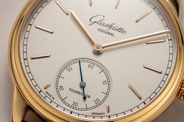 Dettaglio del quadrante argentato del Glashütte Original Alfred Helwig Tourbillon 1920, con indici in oro e piccoli secondi a ore sei.