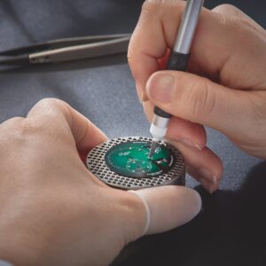 Applicazione manuale degli indici sul quadrante verde di un Glashütte Original PanoMaticLunar.