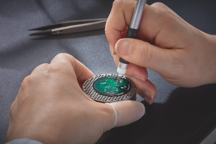 Applicazione manuale degli indici sul quadrante verde di un Glashütte Original PanoMaticLunar.