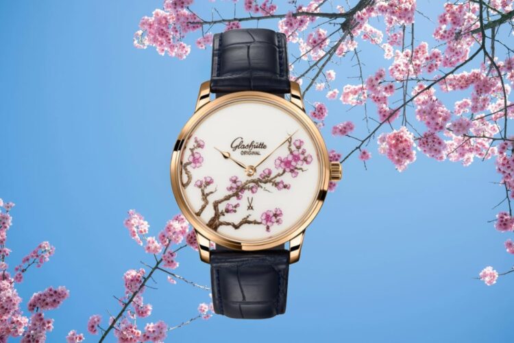 Glashütte Original Senator Meissen Cherry Blossom – ispirazione Jugatsu-zakura Glashütte Original Senator Meissen Cherry Blossom su sfondo di rami di ciliegio in fioritura.