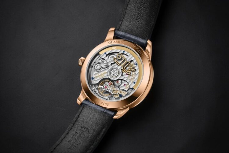 Glashütte Original Senator Meissen Cherry Blossom – Calibro 36-16 Fondello trasparente del Glashütte Original Senator Meissen Cherry Blossom con il Calibro 36-16 in vista.