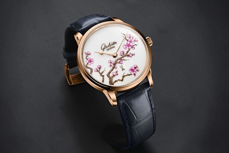 Glashütte Original Senator Meissen Cherry Blossom – cassa in oro rosso 40 mm Glashütte Original Senator Meissen Cherry Blossom in oro rosso con cinturino alligatore blu scuro.