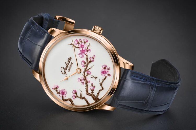 Vista laterale del Glashütte Original Senator Meissen Cherry Blossom che mostra il profilo sottile della cassa in oro rosso.