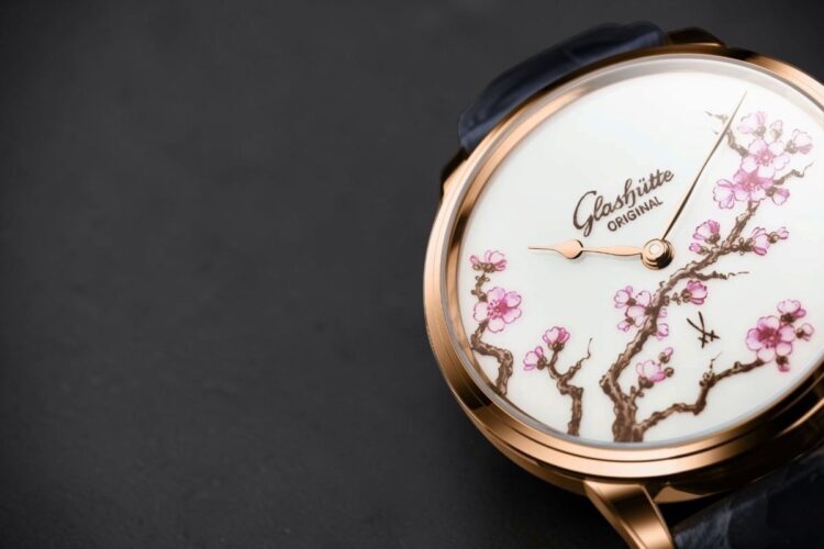 Glashütte Original Senator Meissen Cherry Blossom – quadrante in porcellana dipinta a mano Dettaglio del quadrante in porcellana Meissen del Senator Cherry Blossom con i boccioli di ciliegio dipinti a mano.