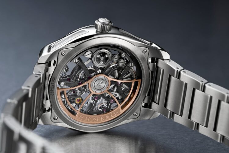 H. Moser Pioneer Skeleton: il movimento HMC 251 Fondello trasparente del Pioneer Skeleton di H. Moser, con calibro automatico HMC 251 e rotore scheletrato a vista.