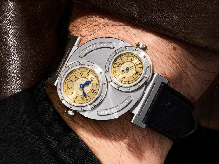 Louis Erard x Vianney Halter Futur Antérieur Gold al polso Louis Erard x Vianney Halter Futur Antérieur Gold indossato al polso, con i due quadranti dorati e il cinturino in pelle di struzzo nera.