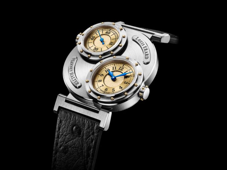 Louis Erard x Vianney Halter Futur Antérieur Gold Louis Erard x Vianney Halter Futur Antérieur Gold di tre quarti, con i due quadranti dorati e i rivetti in oro giallo 1N ben visibili, su superficie scura con gocce d’acqua.
