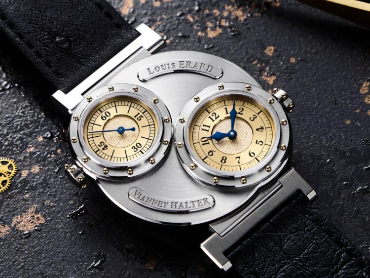 Louis Erard x Vianney Halter Futur Antérieur, dettaglio quadranti e lancette Dettaglio ravvicinato dei due quadranti dorati del Louis Erard x Vianney Halter Futur Antérieur con lancette in acciaio brunito blu, su sfondo nero.
