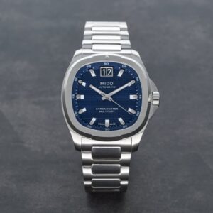 Mido Multifort TV Big Date Chronometer con quadrante blu soleil e bracciale integrato in acciaio.