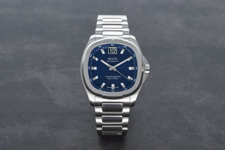 Mido Multifort TV Big Date Chronometer con quadrante blu soleil e bracciale integrato in acciaio.