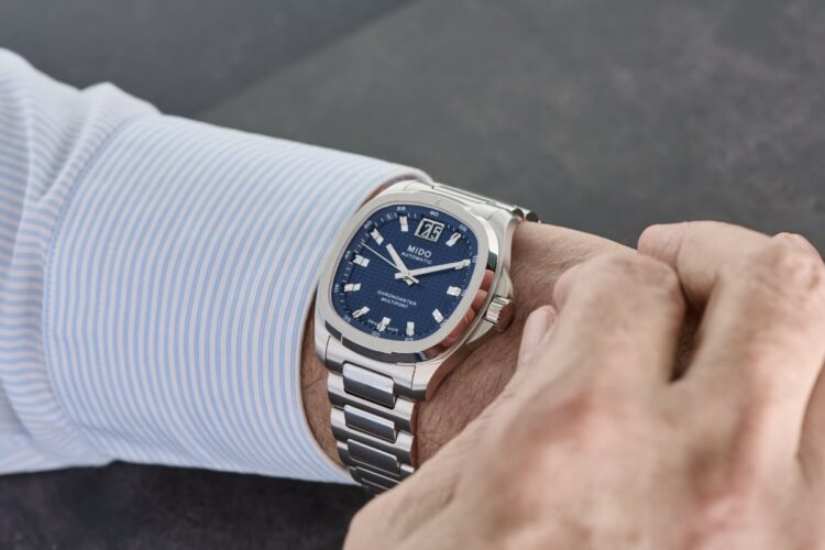 Mido Multifort TV Big Date Chronometer al polso indossato con camicia elegante.