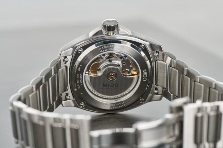 Fondello trasparente del Mido Multifort TV Big Date Chronometer con il Calibro 80 COSC in vista.