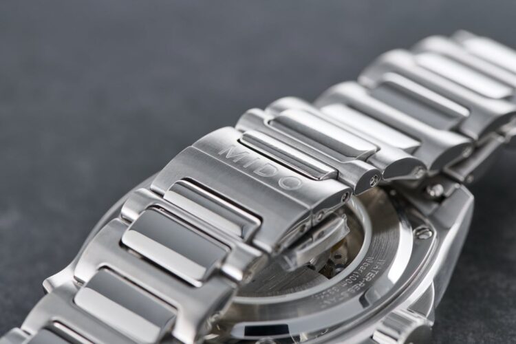 Chiusura déployante con logo Mido e fondello trasparente del Multifort TV Big Date Chronometer.