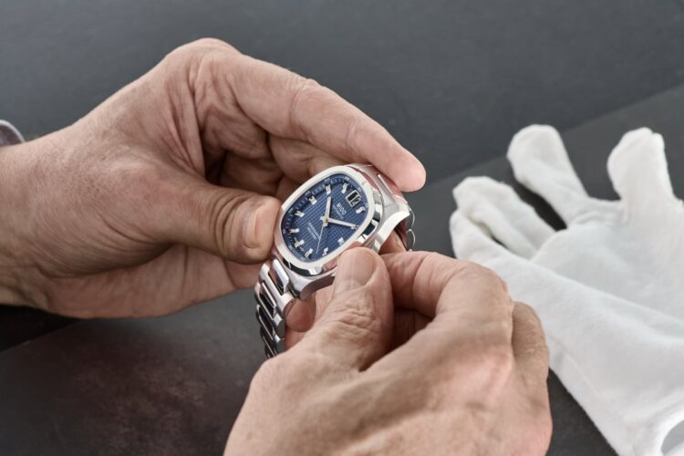 Il Mido Multifort TV Big Date Chronometer tenuto tra le mani durante l'ispezione.