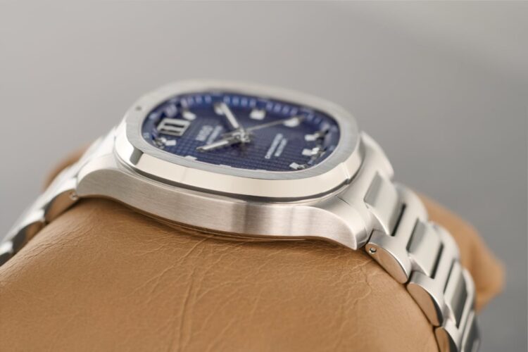 Profilo laterale della cassa del Mido Multifort TV Big Date Chronometer che mostra lo spessore contenuto.