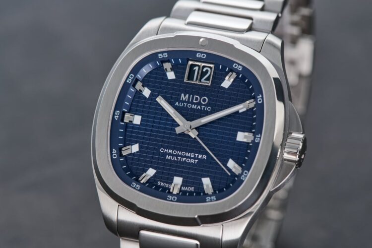 Quadrante blu soleil del Mido Multifort TV Big Date Chronometer con motivo a scacchiera rettangolare.