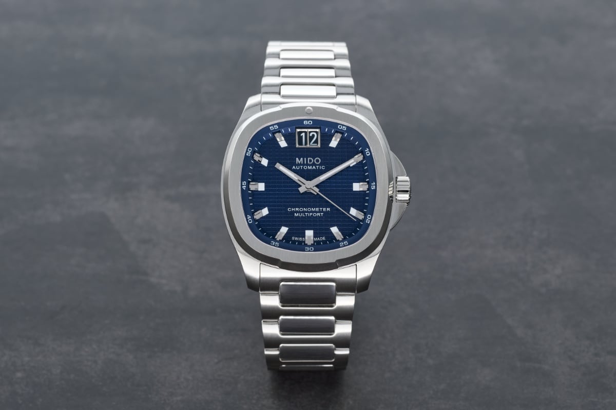 Mido Multifort TV Big Date Chronometer con quadrante blu soleil e bracciale integrato in acciaio.