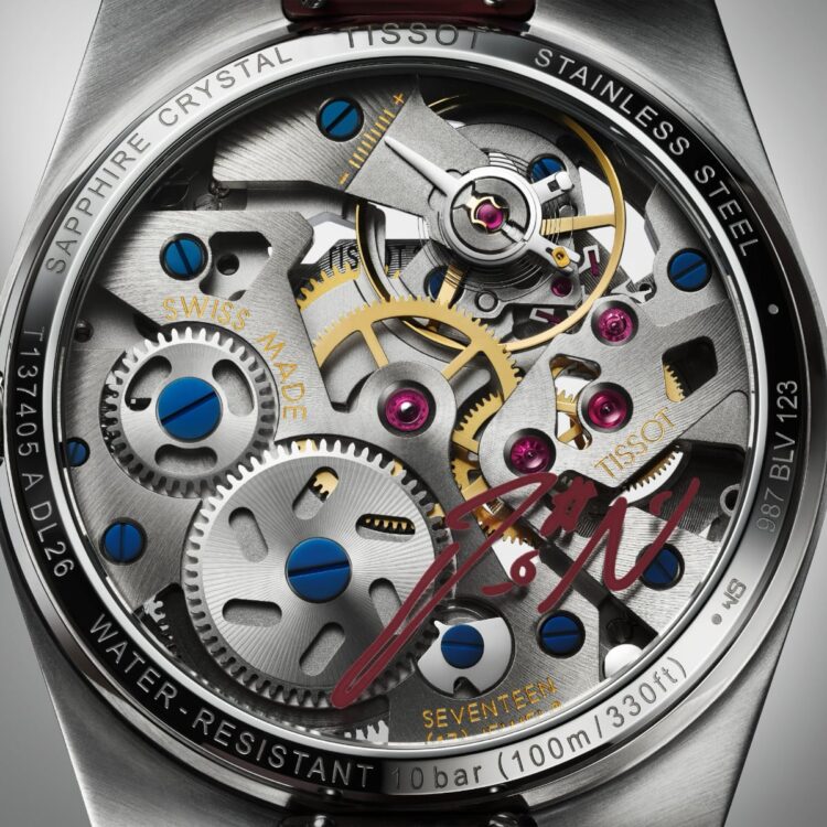 Tissot PRX Skeleton Damian Lillard - movimento meccanico scheletrato a carica manuale Fondello trasparente del Tissot PRX Skeleton Damian Lillard con firma dell’atleta e movimento scheletrato.