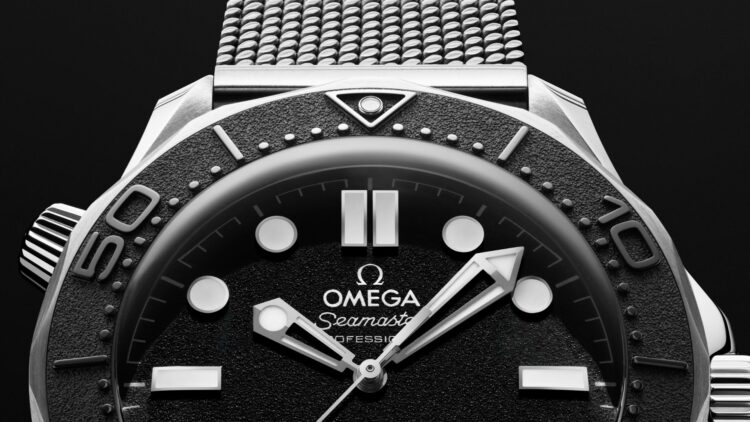 Quadrante nero granulare dell’Omega Seamaster Diver 300M Spectre, una delle novità presentate insieme ai nuovi modelli James Bond.