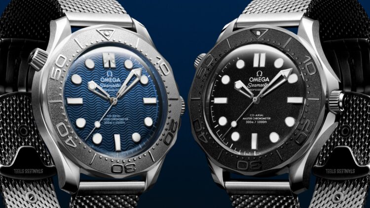 I nuovi Omega Seamaster Diver 300M in acciaio a confronto: James Bond con quadrante blu a onde a sinistra e Spectre con quadrante nero granulare a destra.