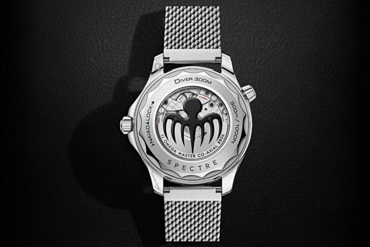 Fondello del nuovo Omega Seamaster Diver 300M Spectre, con calibro 8806 a vista e rotore decorato con la piovra simbolo dell’organizzazione.