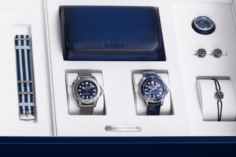 Dettaglio del cofanetto Omega Seamaster Diver 300M James Bond, con gli orologi in acciaio e Platinum-Gold e gli accessori dedicati.