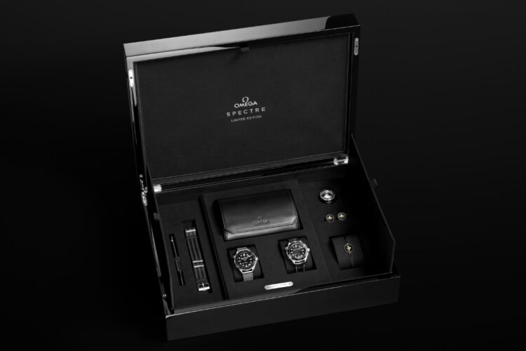 Cofanetto aperto del set limitato Omega Seamaster Diver 300M Spectre, con gli orologi in acciaio e Platinum-Gold e gli accessori coordinati.