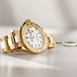 Rolex Oyster Perpetual Yacht-Master 40 in oro giallo del 1993 con sigillo verde del programma Rolex Certified Pre-Owned.