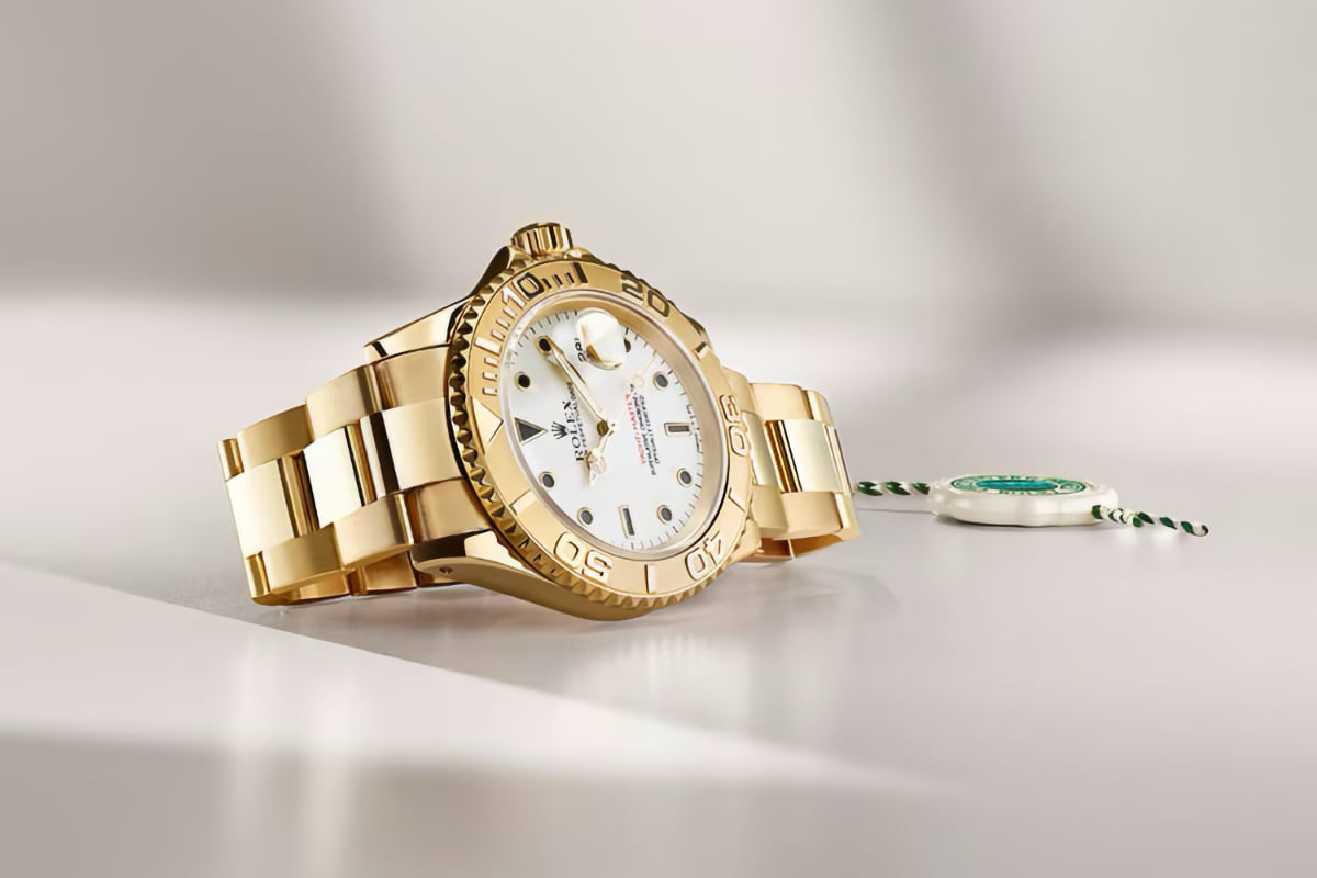 Rolex Oyster Perpetual Yacht-Master 40 in oro giallo del 1993 con sigillo verde del programma Rolex Certified Pre-Owned.