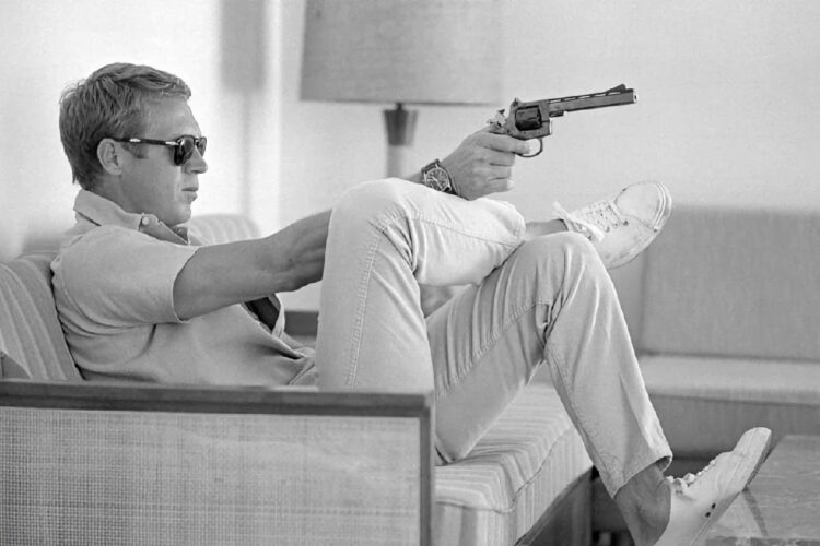 Steve McQueen con Hanhart 417 ES Steve McQueen con il suo Hanhart 417 ES al polso nel 1963
