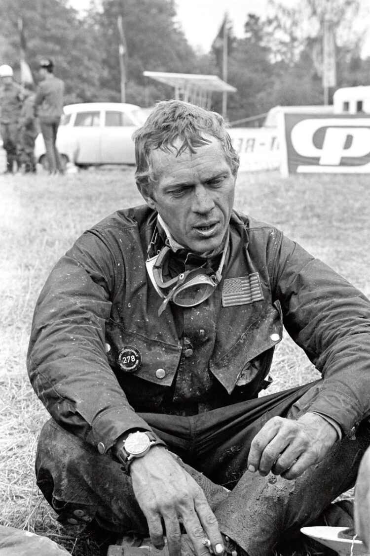 Hanhart 417 ES al polso durante l'International Six Days Trial del 1964Steve McQueen con Hanhart 417 ES all'ISDT 1964 Steve McQueen con Hanhart 417 ES al polso durante l'International Six Days Trial del 1964.