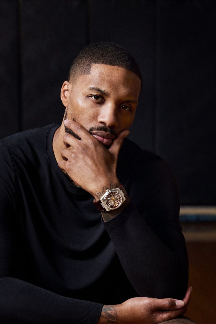 Damian Lillard con il Tissot PRX Skeleton Special Edition al polso Damian Lillard indossa il Tissot PRX Skeleton Special Edition con cinturino in pelle bordeaux.
