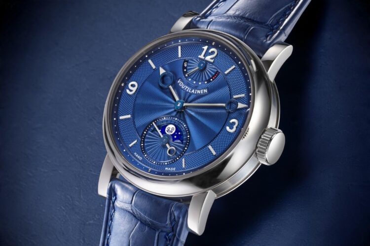 Voutilainen 28MPR – quadrante guilloché e fase lunare in smalto Dettaglio del quadrante guilloché a mano del Voutilainen 28MPR con fase lunare in smalto Grand Feu blu.