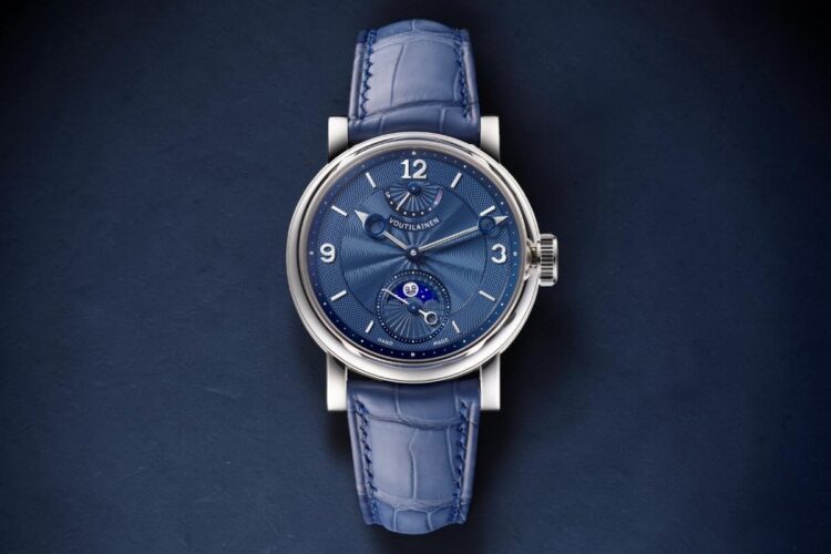 Voutilainen 28MPR 2026 – vista frontale Voutilainen 28MPR 2026 versione acciaio visto dall'alto, quadrante blu guilloché con fase lunare e riserva di carica.