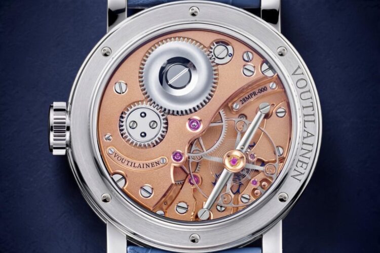 Voutilainen 28MPR – calibro Vingt-8, fondello Fondello trasparente del Voutilainen 28MPR con calibro Vingt-8 in vista, platina in argentone e scappamento a doppia ruota.