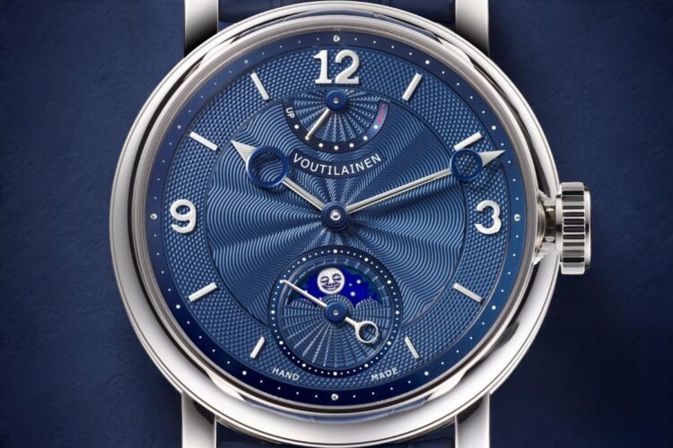 Voutilainen 28MPR – quadrante guilloché e fase lunare in smalto Dettaglio del quadrante guilloché a mano del Voutilainen 28MPR con fase lunare in smalto Grand Feu blu.